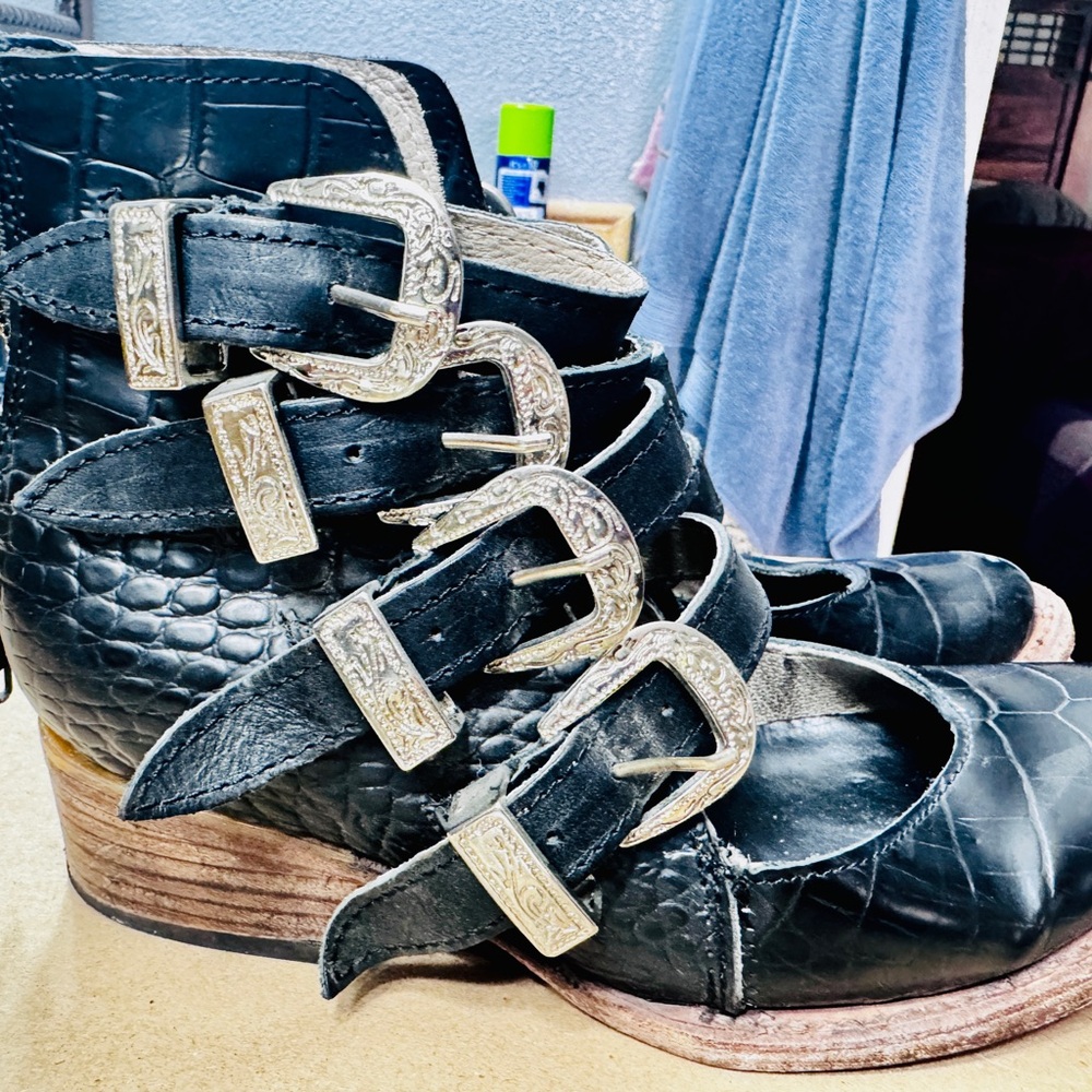 Free Bird Scarlett Black Croc-Embossed Buckle Shoes - Picture 3 of 4